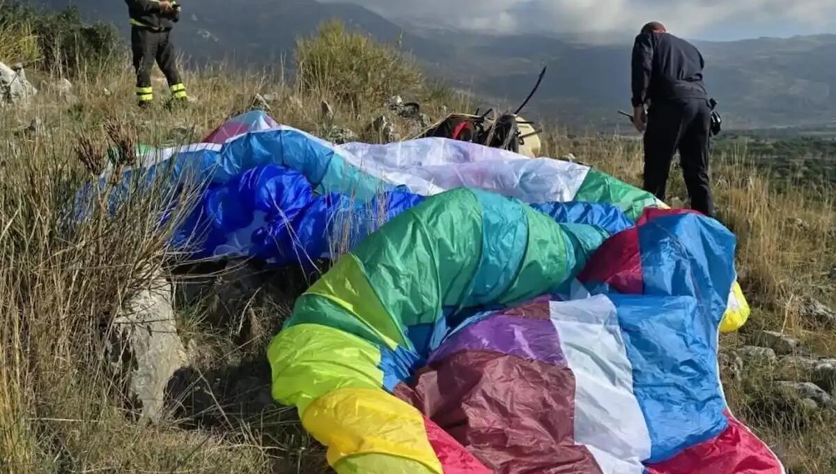Precipita parapendio biposto: grave un 35enne, elisoccorso nonostante il maltempo - 