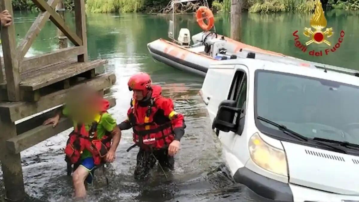 Palazzolo dello Stella, cede il freno a mano mentre cerca di calare il gommone: furgone finisce nel fiume - 