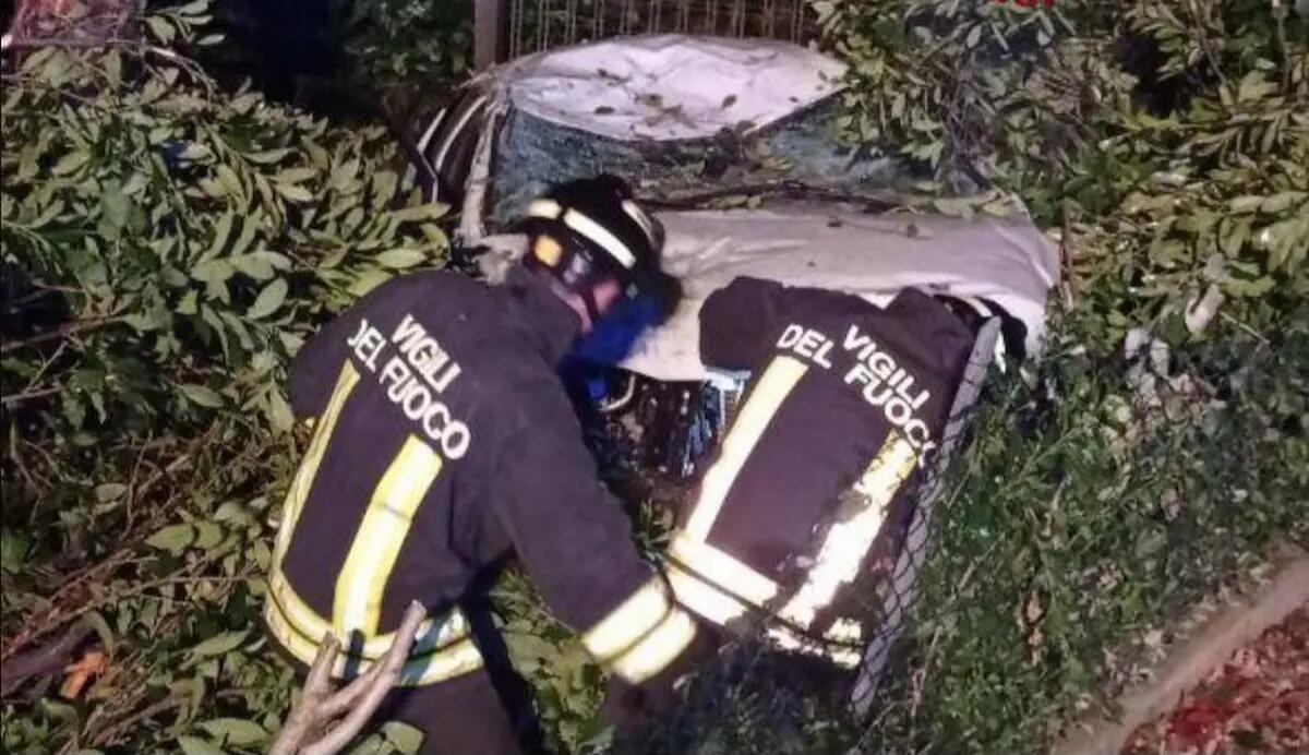 Finiscono con l'auto fuori strada e abbattono un palo della luce: feriti 5 giovani - 