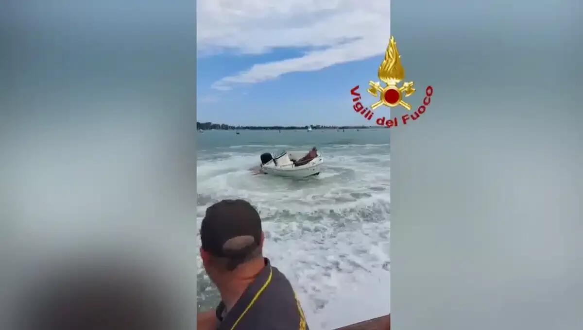 Perde il controllo della barca in laguna e cade in acqua: mezzo in avaria "imbizzarrito" (VIDEO) - 
