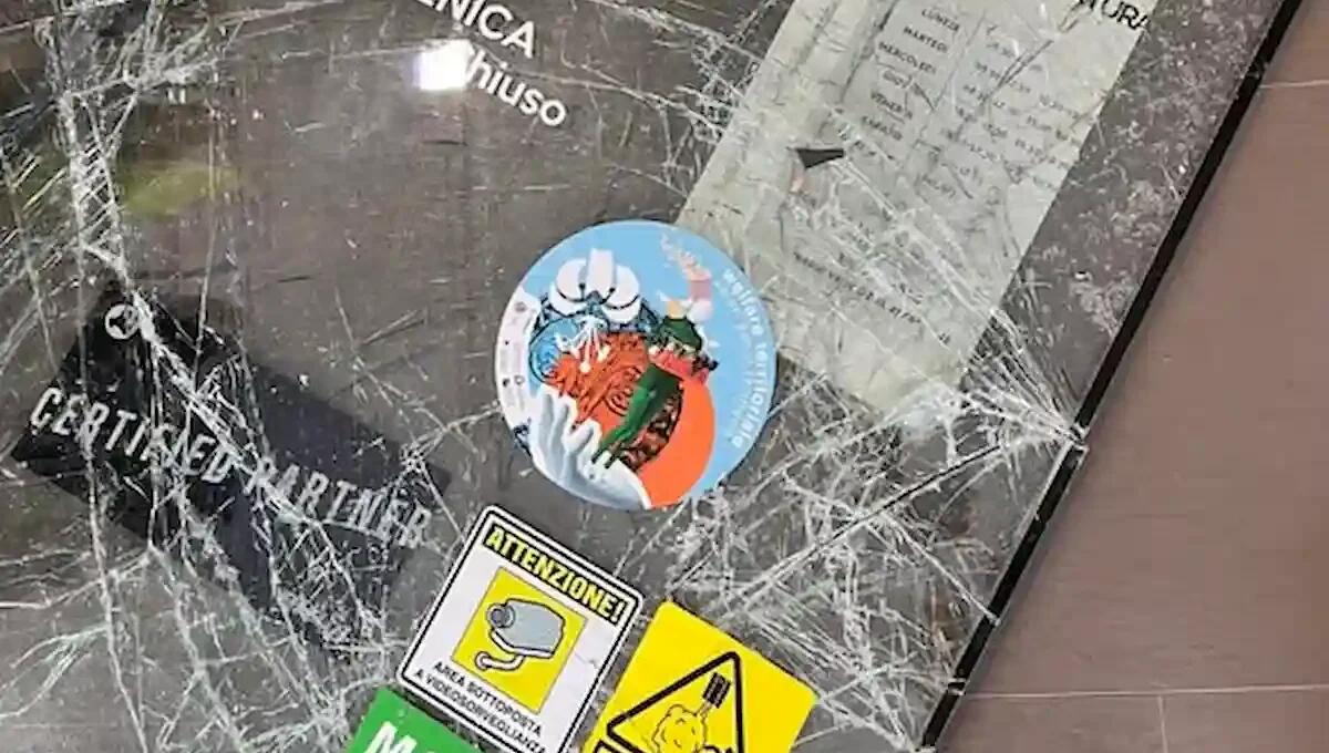 Furto con spaccata a Maniago: ladri sfondano la vetrata con un palo e fuggono con tre bici - 