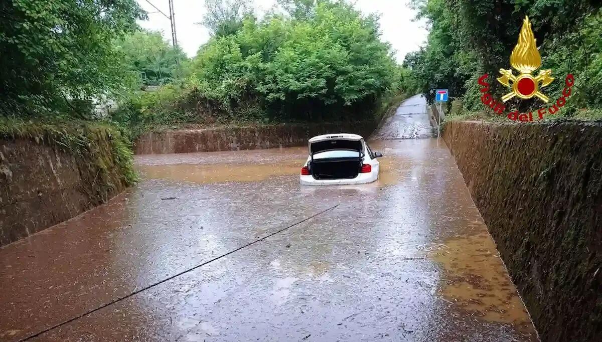 Si avventura con l'auto nel sottopasso allagato: conducente bloccato e veicolo semisommerso - 