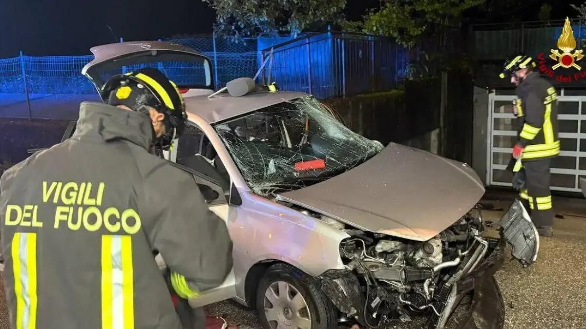 Sbanda con l'auto e finisce contro un muretto nella notte: conducente estratta dalle lamiere - 