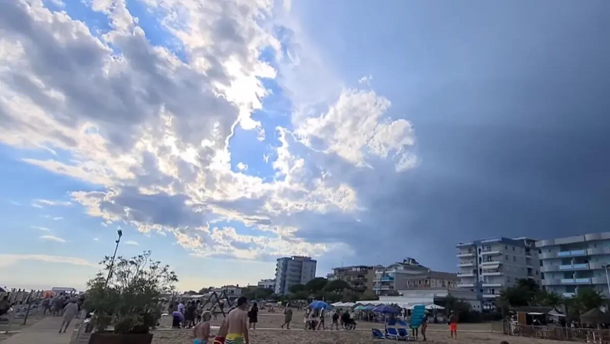 Si tuffa nonostante l'arrivo del temporale: trascinato via dal vento forte e dalle onde - 