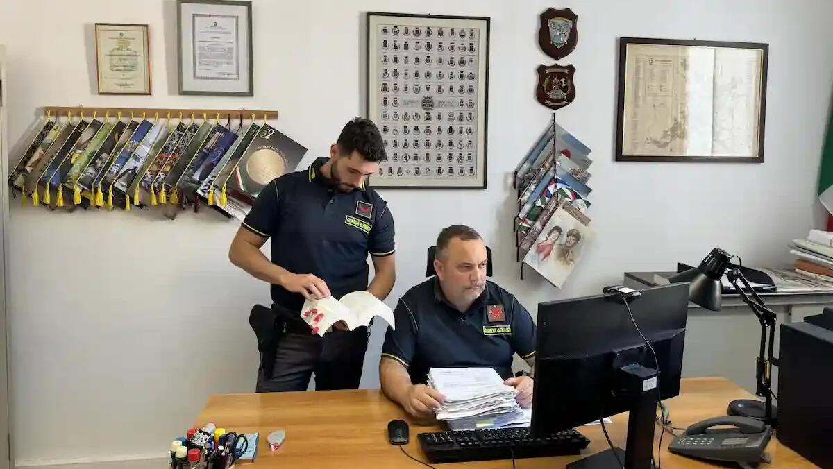 Valdobbiadene, bar vende prodotti da fumo senza licenza: maxi sequestro della Guardia di Finanza - 
