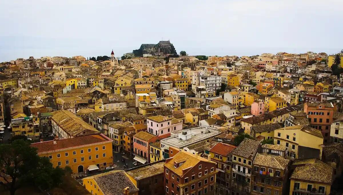 Cade dal balcone in vacanza a Corfù: 17enne padovano in bilico tra la vita e la morte - 