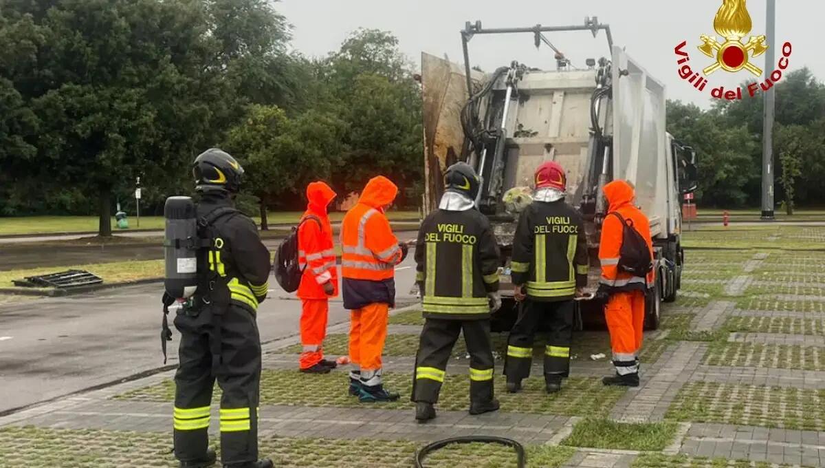 Panico nel parcheggio del centro commerciale: a fuoco il cassone di un camion compattatore -