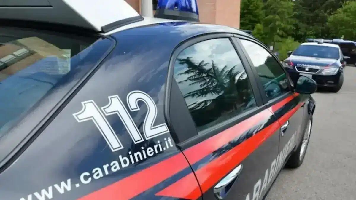 Prova a sfondare la porta di casa dell'ex moglie sotto gli occhi della figlia: arrestato - 