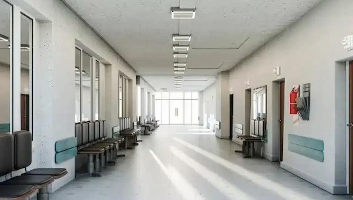 Paziente inizia a lanciare sedie al Csm della Maddalena: infermiera finisce in ospedale -