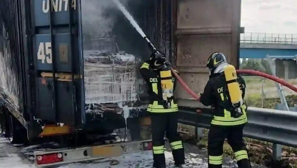 Fiamme sull’A4, prende fuoco un tir carico di mobili: l'autista riesce a mettersi in salvo - 