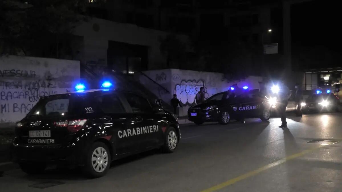 Litiga con la fidanzata e distrugge il lunotto di un'auto: denunciato per danneggiamento e violazione - 