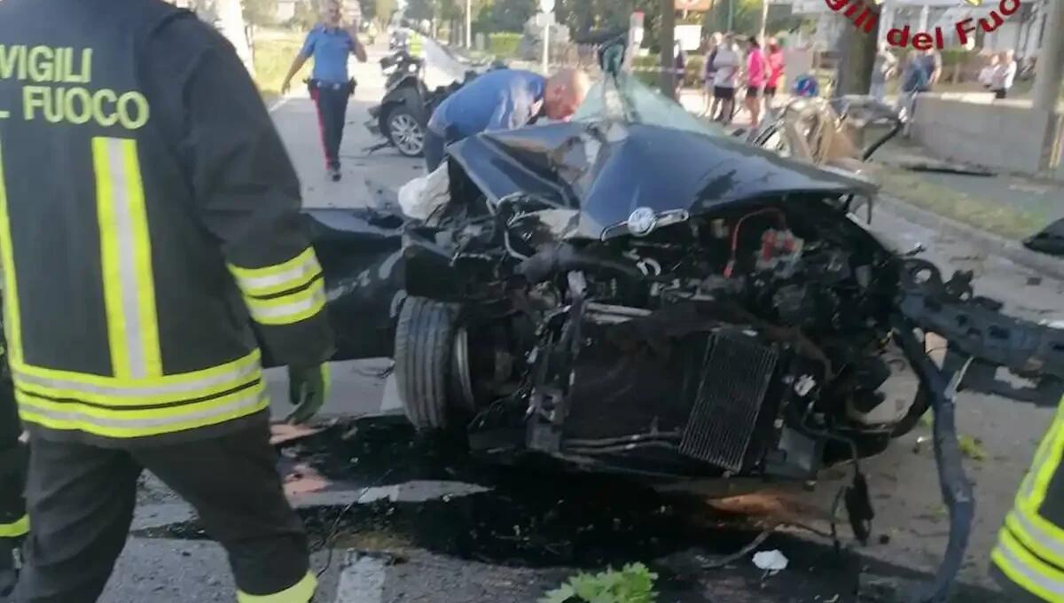 Terribile schianto contro gli alberi, auto si spezza in due: conducente deceduto - 