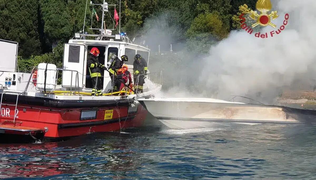 Barca in fiamme sul Lago: salvata una persona, il mezzo affonda - 