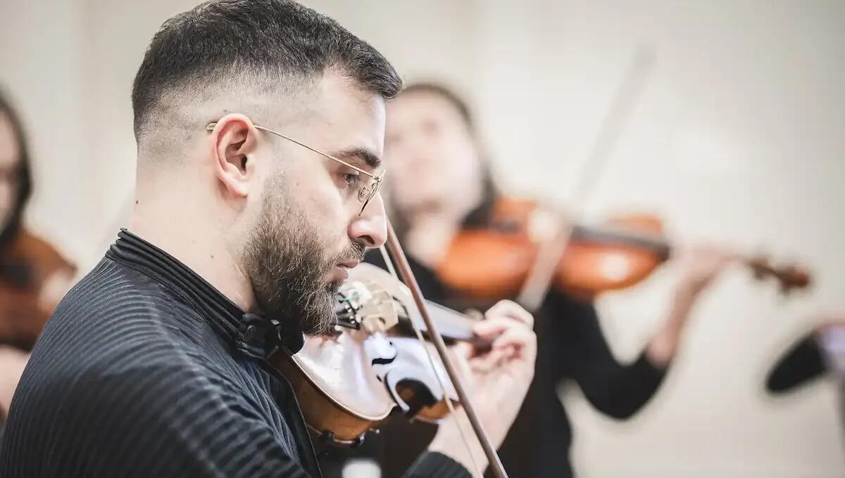 Alessandro Mele celebra Bach con giovani musicisti al Festival di Portogruaro -