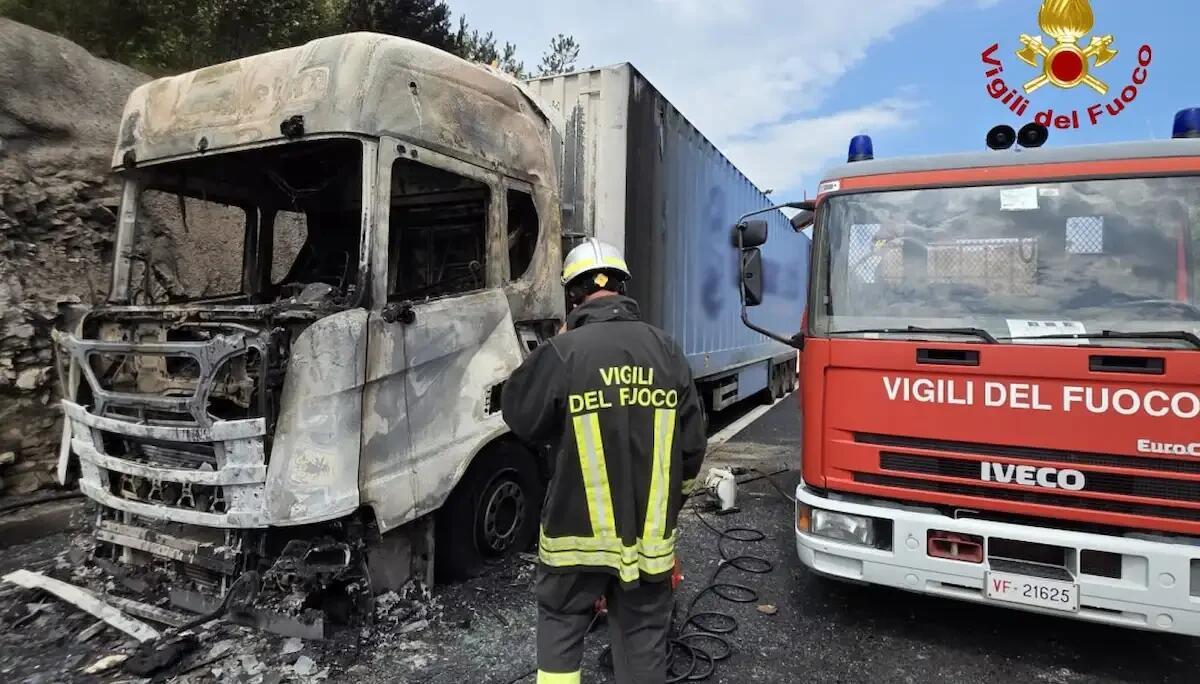 Camion a fuoco sul Raccordo Autostradale: fiamme si propagano alla vegetazione, tratto chiuso - 