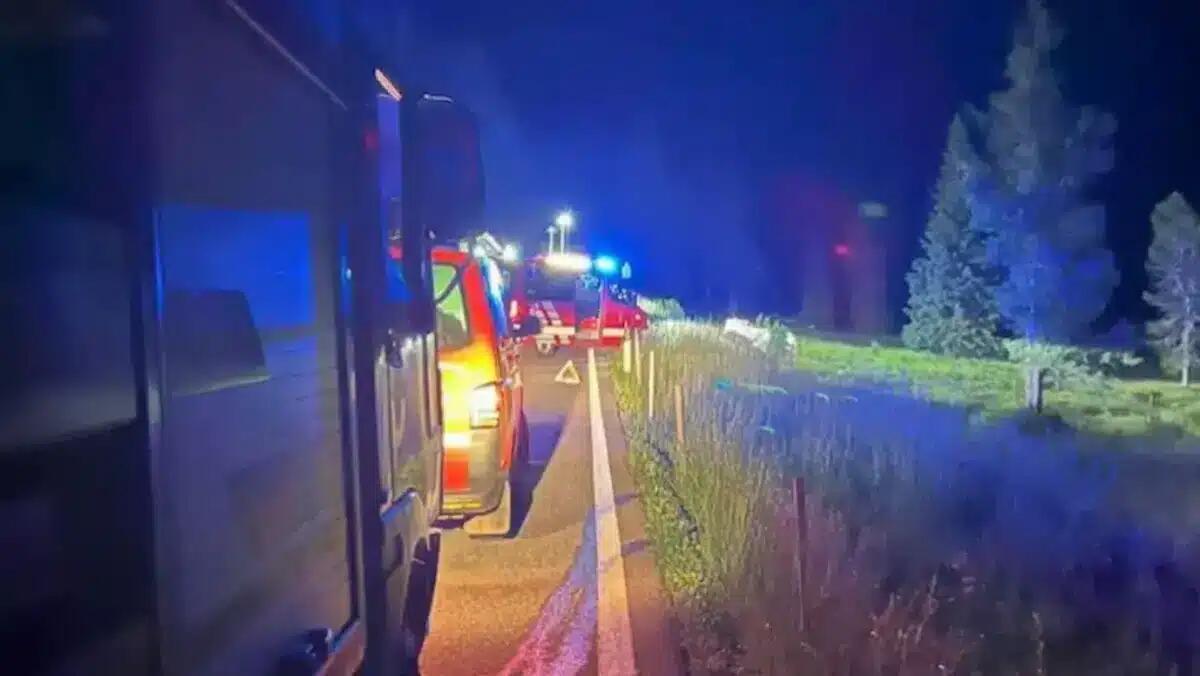 Doppio incidente nella notte: auto contro un palo a Latisana, conducente intrappolata a Venzone -