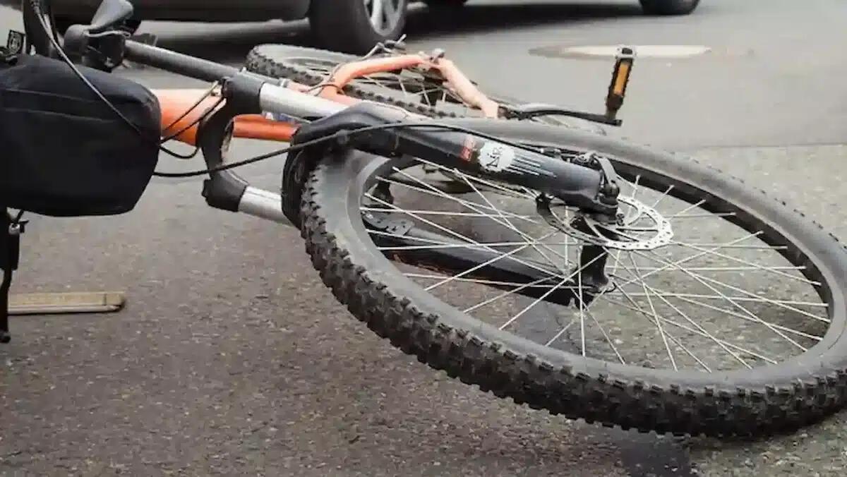 Urta una bici col furgone: ciclista vola a terra, 48enne prosegue la marcia senza prestare soccorso - 