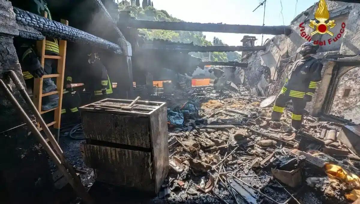 Mansarda in fiamme in una palazzina che ospita una struttura ricettiva per migranti: un intossicato -