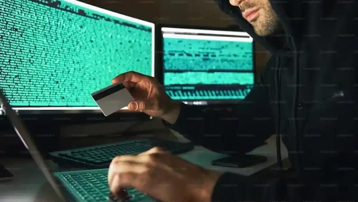 Raggirati con finti sms dalla banca: conti svuotati a decine di cittadini. Come funziona la truffa - 