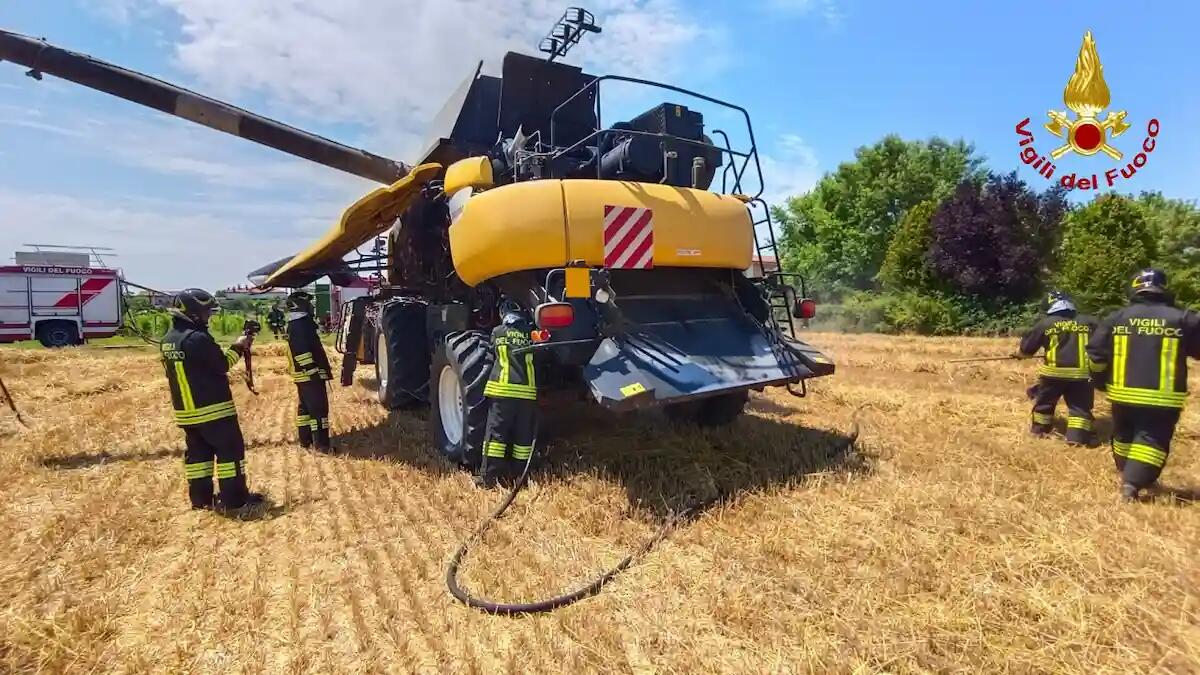 Mietitrebbia va a fuoco: fiamme minacciano i campi, agricoltori si precipitano per spegnere l'incendio - 