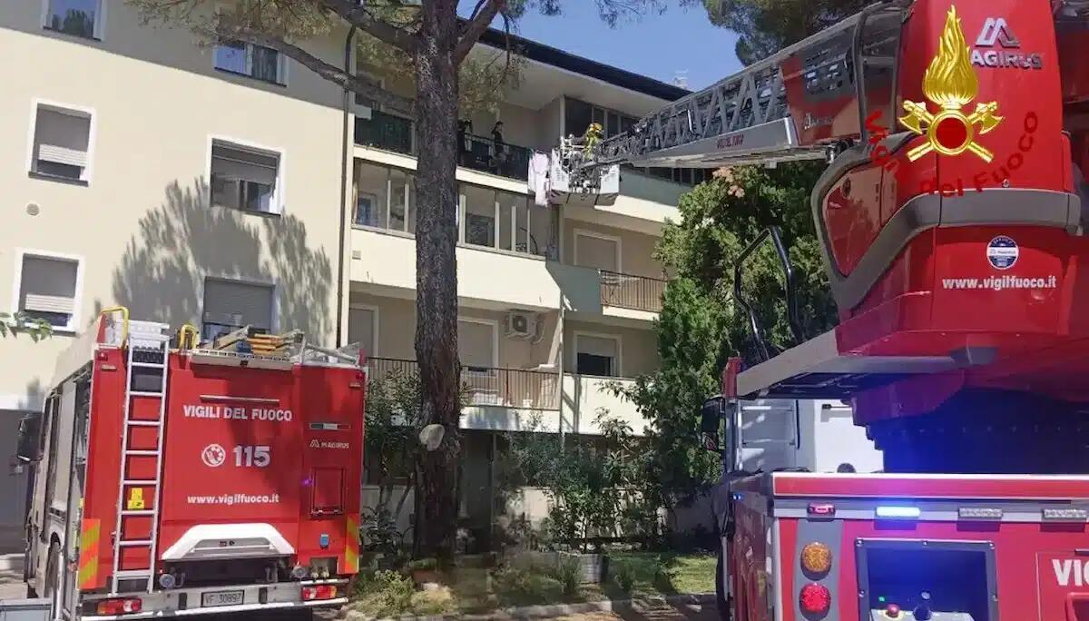 Fiamme divampano in cucina, appartamento a fuoco a Udine: intossicati due residenti - 