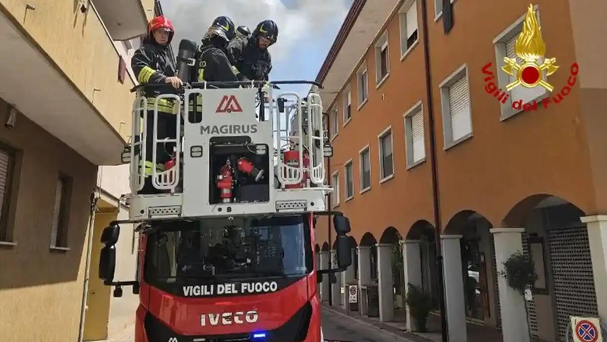 Fiamme dai pannelli fotovoltaici, densa colonna di fumo nero: incendio sul tetto di un condominio - 