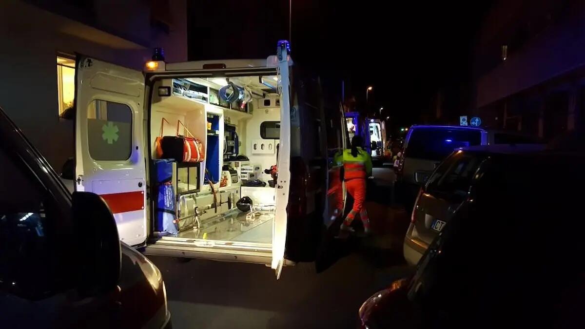Esce di strada e si ribalta con la Tesla: conducente intrappolato all'interno, elisoccorso da Pasian di Prato - 