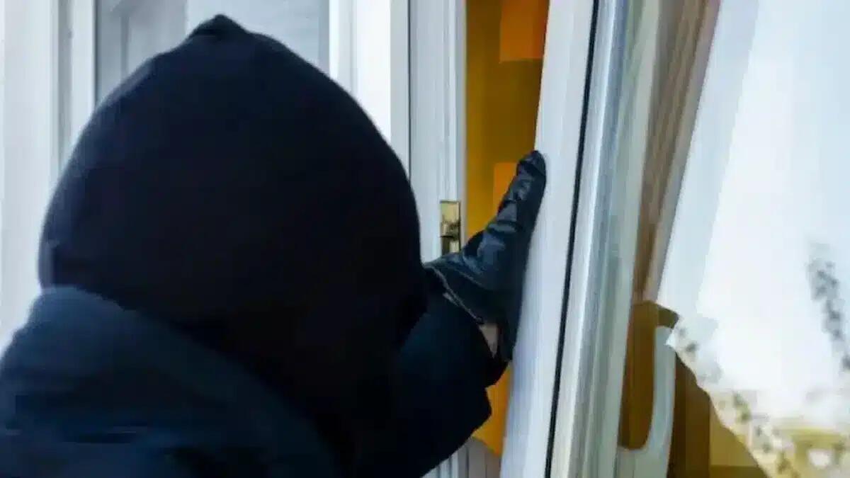 Ladri entrano dalla finestra lasciata aperta: furto da 7mila euro in un appartamento a Lignano - 