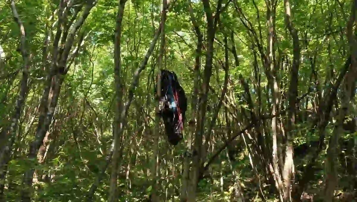 Precipita col parapendio durante la gara: pilota impigliato tra i rami a 4 metri d'altezza - 