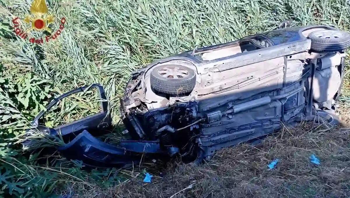 Pauroso frontale tra due auto, entrambe nel fosso dopo lo scontro: feriti i conducenti -