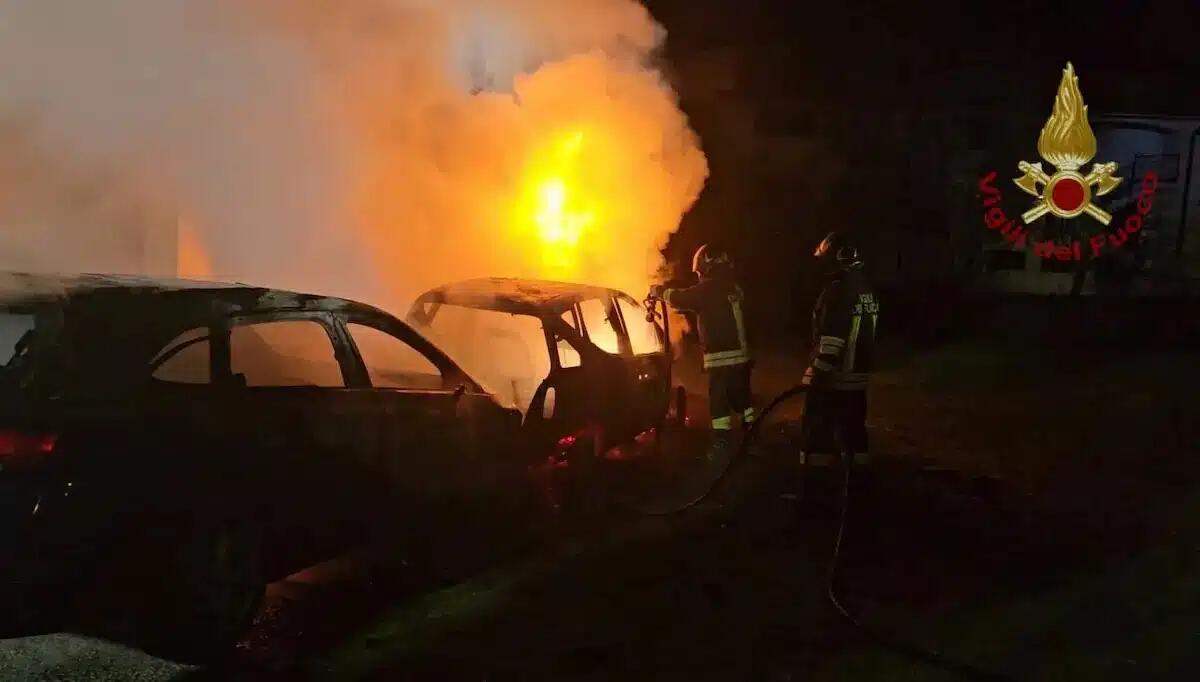 Notte di panico a Trieste: dati alle fiamme cinque veicoli parcheggiati a Borgo San Sergio - 