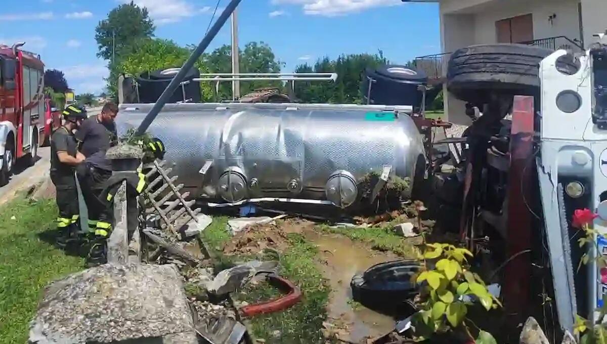 Paura a Susegana, camion cisterna si ribalta in un giardino privato: sversati vino e gasolio - 