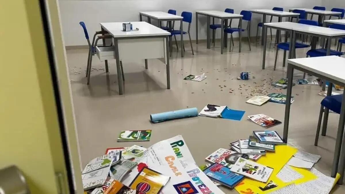 Scuola Lozer nel mirino dei vandali, incursione notturna: scritte offensive e arredi distrutti - 
