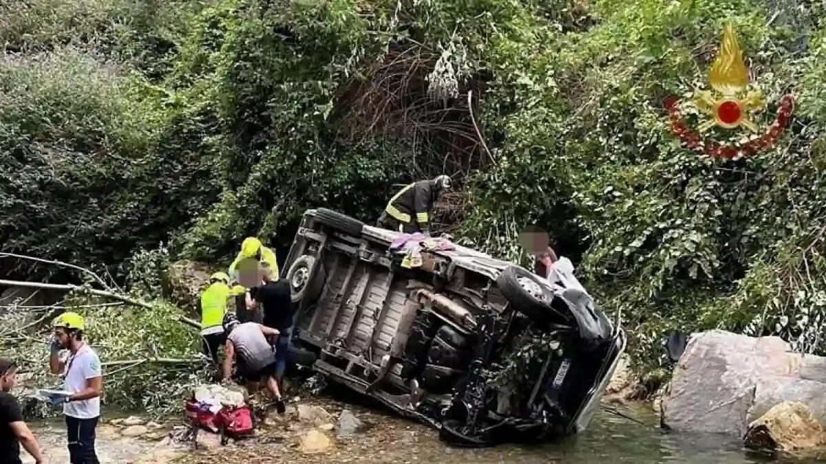 Pulmino con a bordo persone con disabilità esce di strada e precipita nel torrente: 8 feriti | FOTO - 