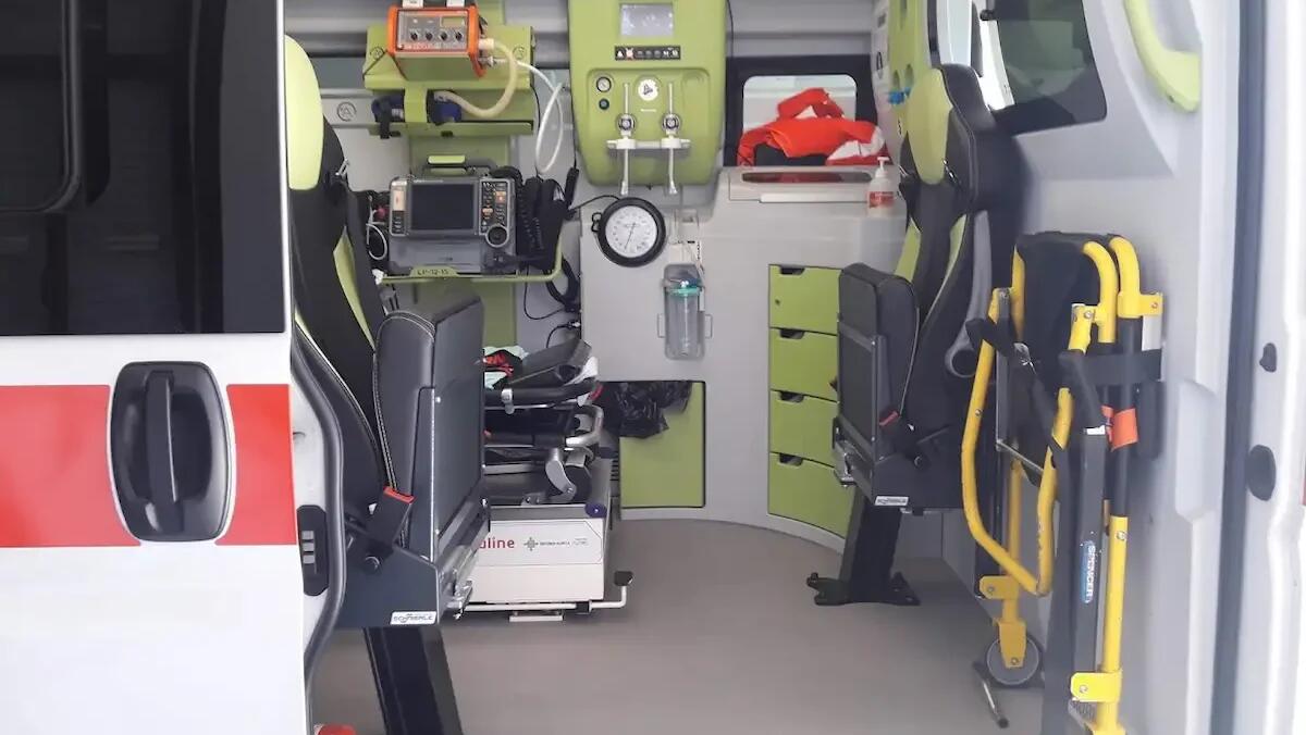 Terribile schianto tra due moto e uno scooter: un morto e due feriti di cui uno intubato sul posto -