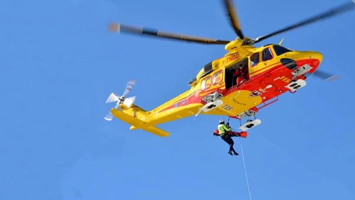 Due turisti francesi bloccati sulla Marmolada senza attrezzatura: recuperati in elicottero a 3000 metri - 