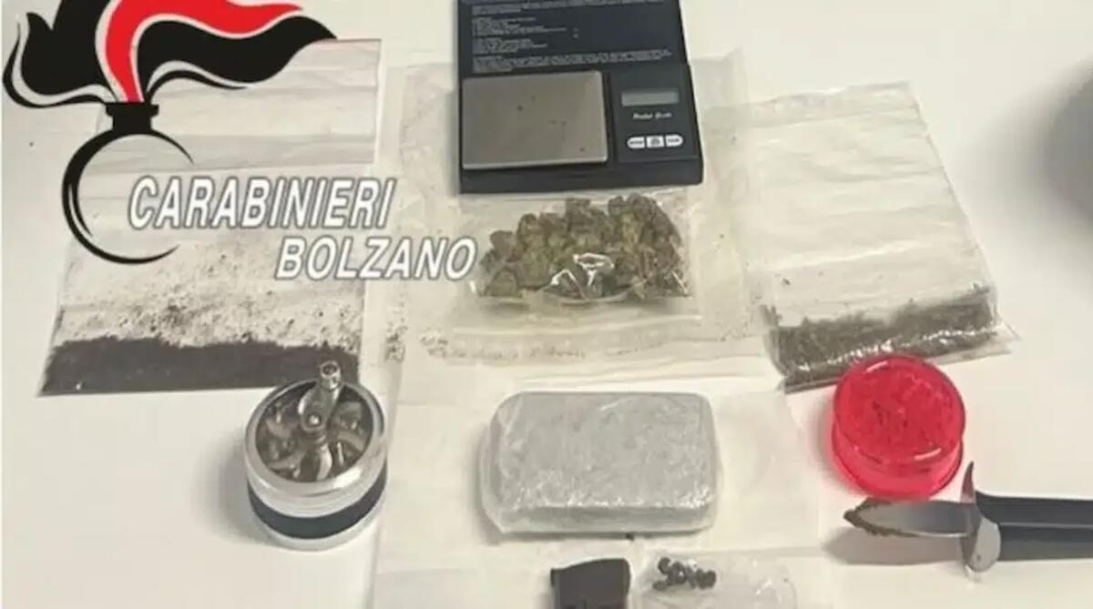 Madre e figlio in combutta per lo spaccio: sequestrati 120 grammi di droga e "kit" da pusher - 