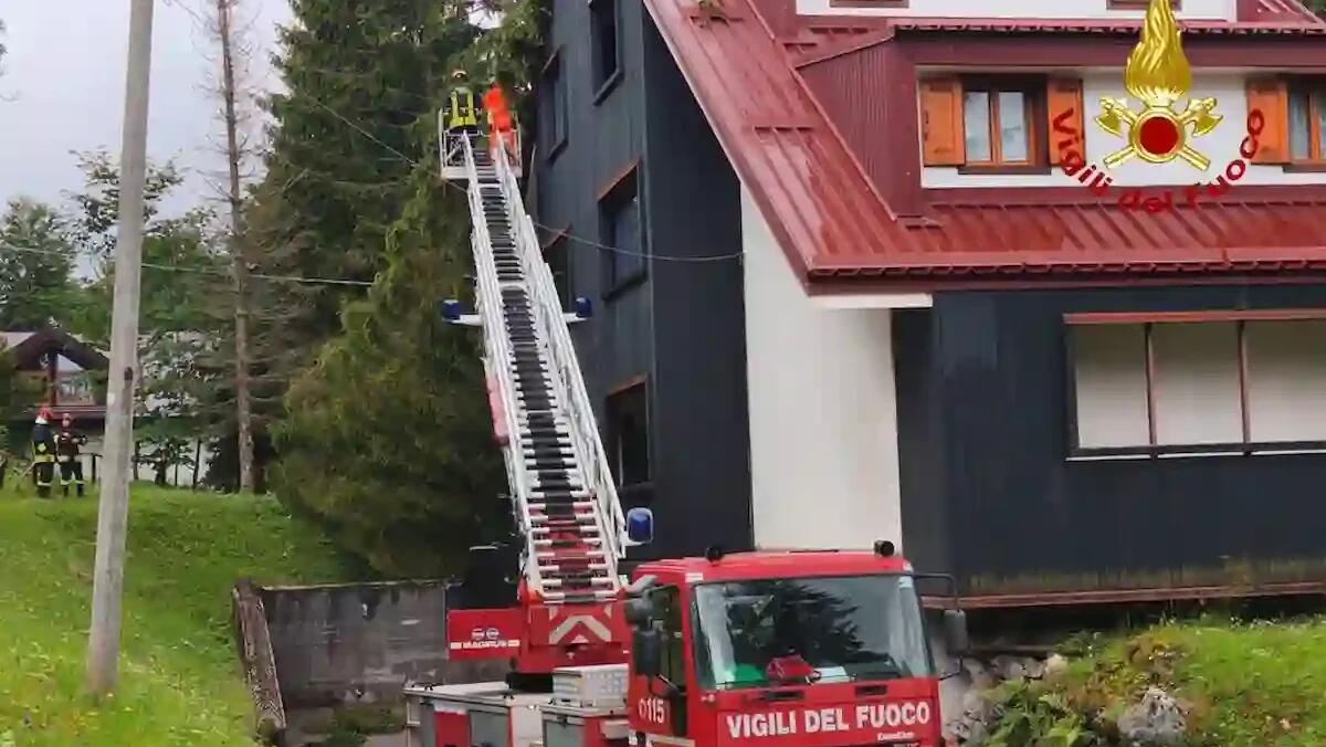 Raffiche di vento e piogge torrenziali, oltre 100 richieste di intervento nella provincia di Pordenone -