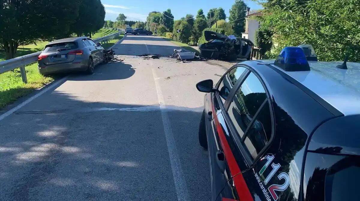 Invade la corsia opposta e si schianta contro un’auto con a bordo un’intera famiglia: 6 feriti - 