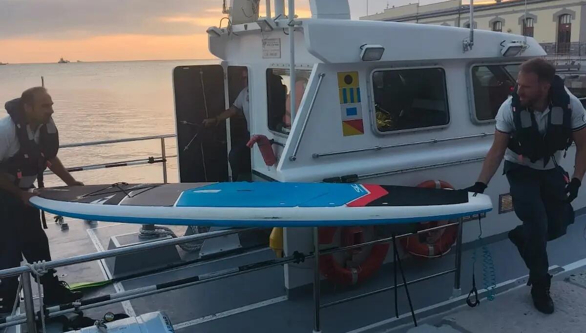 Non riescono a rientrare a riva per il forte vento: due minorenni alla deriva su una tavola da SUP -