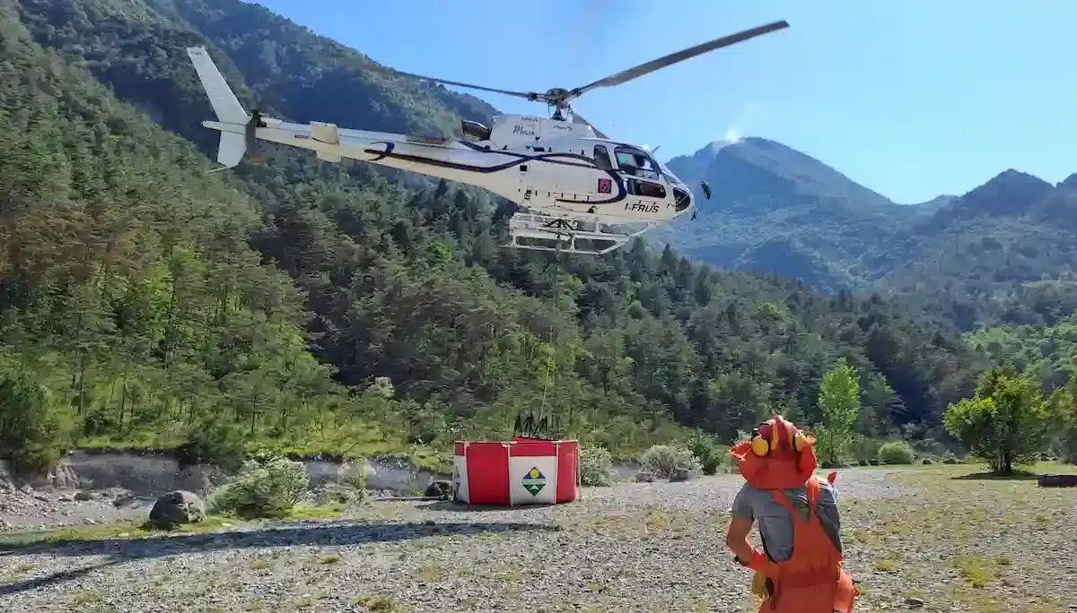 Fulmine colpisce il terreno, rogo divampa tre giorni dopo: brucia il bosco a Tramonti di Sopra - 