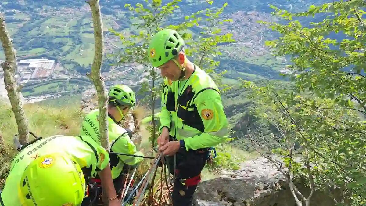 Paura sul Monte Cengio, alpinista precipita durante la scalata: 65enne ferito a entrambe le caviglie -