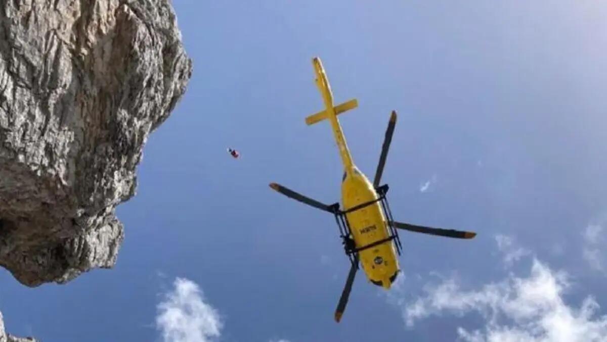 Tragedia sui monti, scivola in discesa e ruzzola tra le rocce: morto escursionista 79enne -