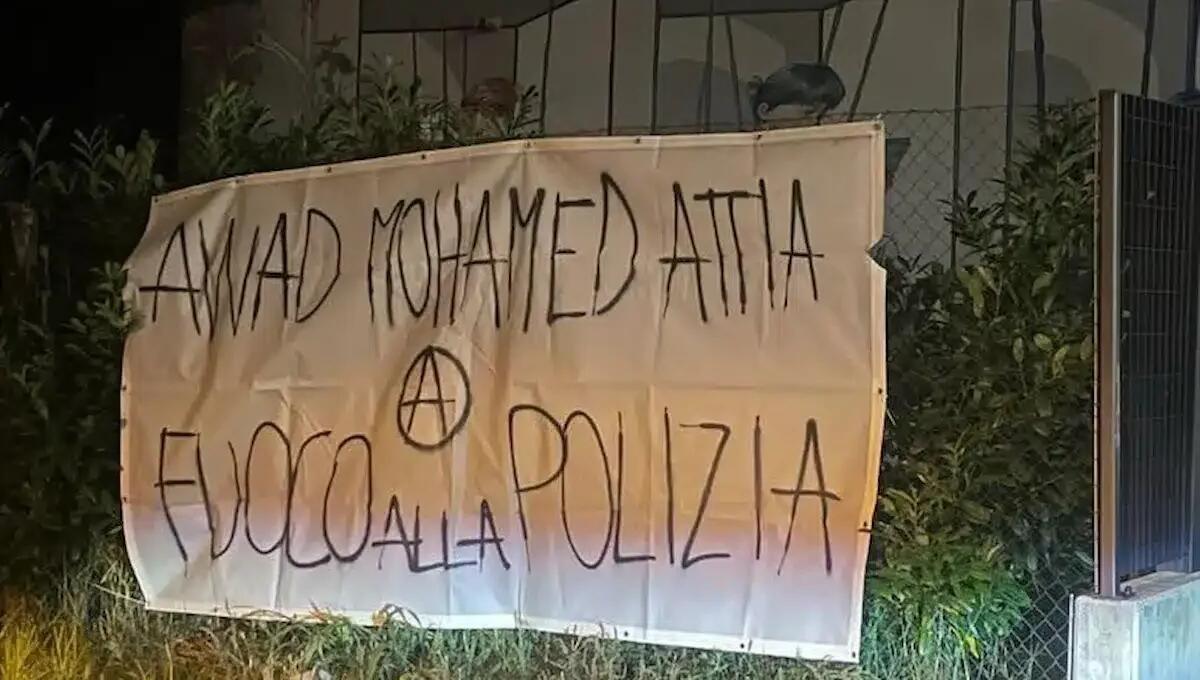 Esposto striscione-shock nel cuore di Padova: "Fuoco alla Polizia" - 