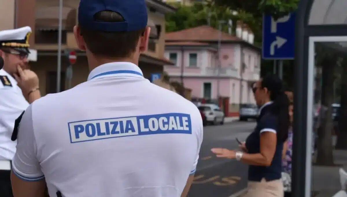 Si arrampica sulla ringhiera e si tuffa nonostante il divieto: fermato, fornisce generalità false -
