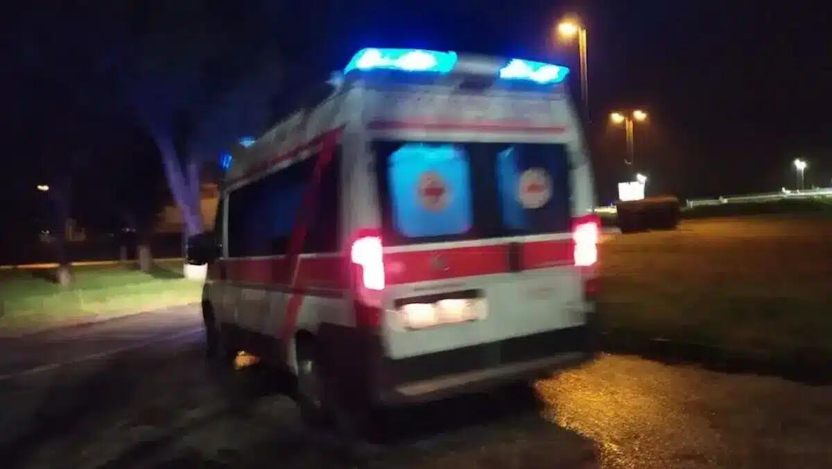 Si barrica nell'ambulanza in sosta in piena notte e prende a calci l'autista: caccia all'uomo - 