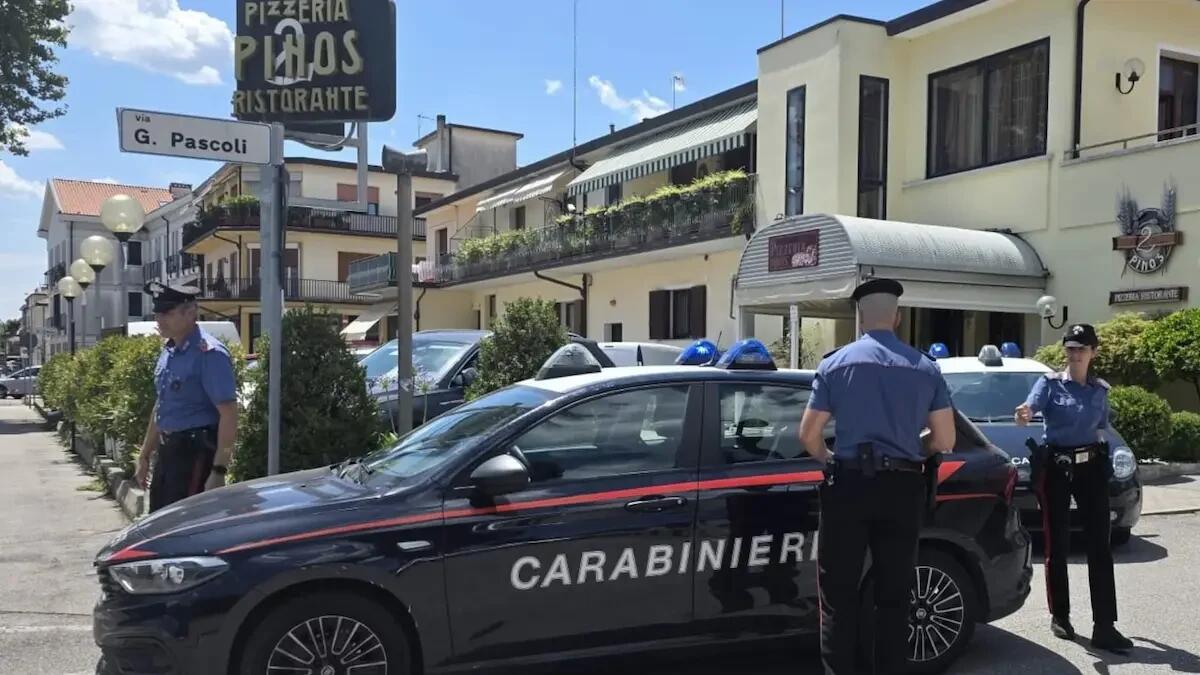 Non salda il debito, due creditori lo minacciano con una chiave inglese: 20enne scappa in pizzeria - 