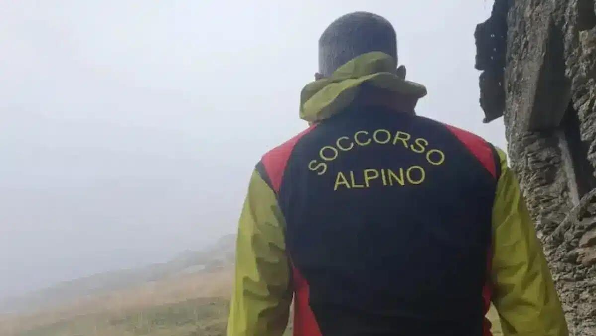 Scarsa visibilità in quota, alpinisti perdono il sentiero e finiscono i chiodi: recuperati col verricello - 