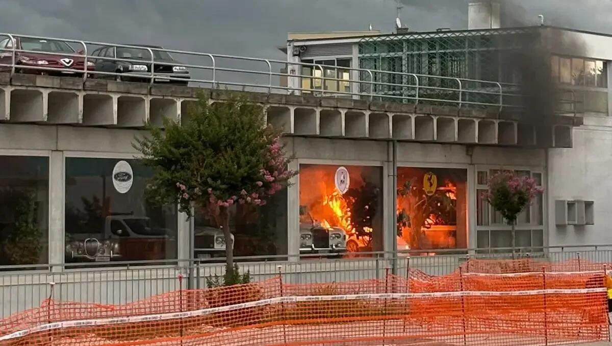 Incendio al Garage Venezia, Lamborghini in fiamme: fumo nero visibile da chilometri -