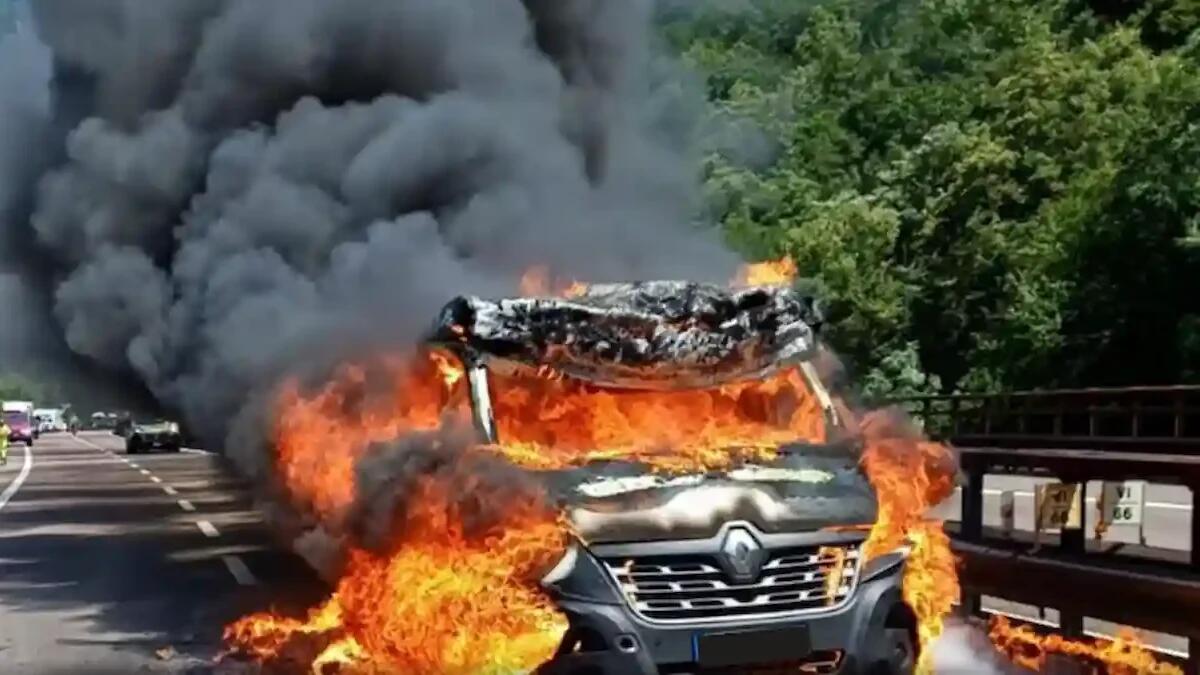 Attimi di panico sulla A22, furgone in fiamme in corsia di sorpasso: traffico in tilt -
